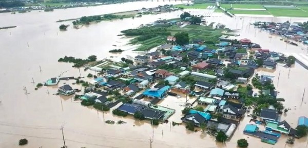 지난 8일 남원시 금지면 귀석리 금곡교 인근 섬진강 제방이 무너지면서 주변 마을이 물에 잠겨 있다. / 연합뉴스