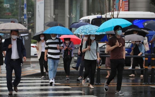 서울 종로구 광화문 세종대로 사거리에서 우산을 쓴 출근길 시민들 / 연합뉴스
