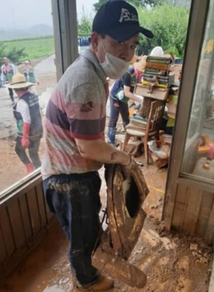 태영호 미래통합당 의원이 수해 복구 현장에서 봉사활동하는 모습 / 페이스북 캡처