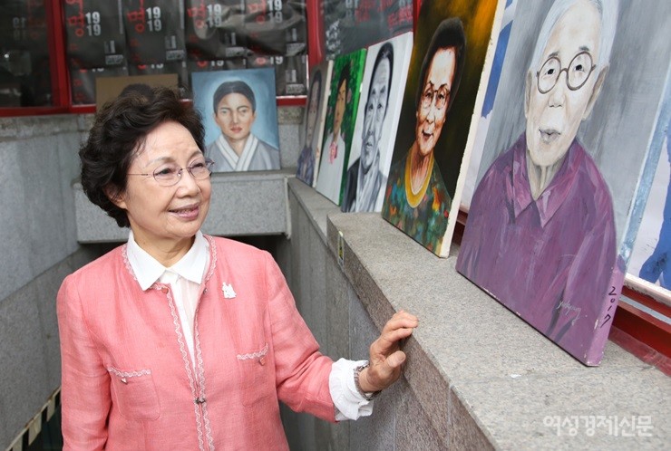 '제3회 항일여성독립운동가 추모문화제' 기념식 행사장에서 김희선 이사장이 항일여성독립운동가 초상화를 살펴보고 있다. / 박철중 기자