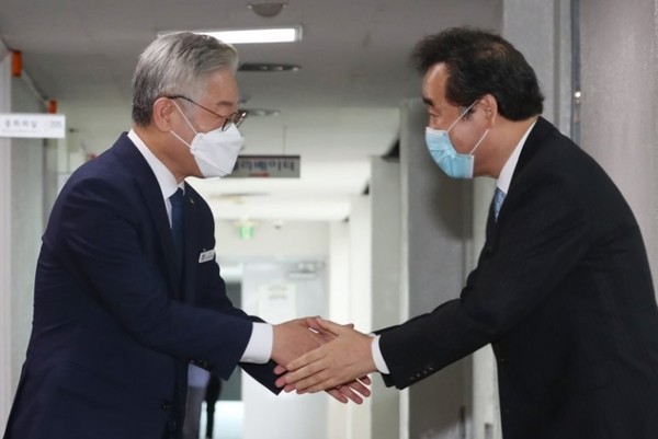 지난달 30일 이낙연(오른쪽) 더불어민주당 당 대표 후보와 이재명 경기지사가 경기도청에서 만나 악수하는 모습 / 연합뉴스