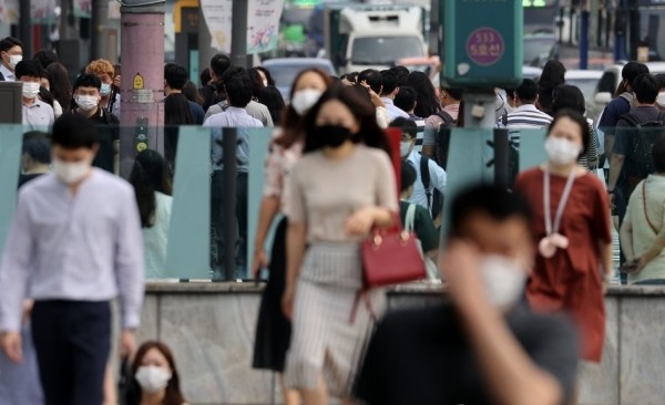 수도권을 중심으로 코로나19 확진자가 늘어나고 있는 가운데 19일 오전 서울 종로구 광화문네거리에서 마스크를 쓴 시민들이 발걸음을 재촉하고 있다./ 연합뉴스