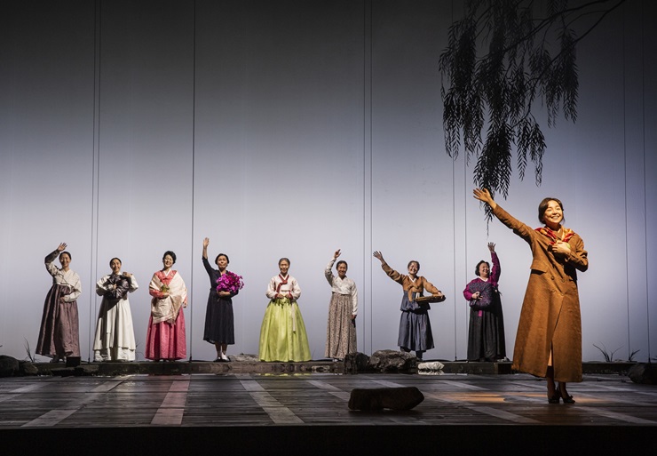 국립극단 70주년 기념 신작으로 지난 6일부터 명동예술극장에서 진행됐던 연극 '화전가'가 19일부터 전면 중단된다. / 국립극단 제공