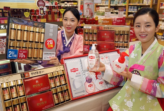 이마트 성수점에서 모델들이 추석 건강, 위생 선물세트를 소개하고 있다.
