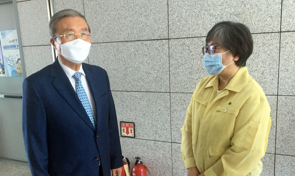김종인 미래통합당 비상대책위원장이 21일 오후 충북 청주시 질병관리본부를 방문해 정은경 본부장을 만나고 있다./미래통합당