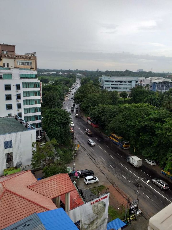 한인업소가 몰려 있는 9마일 삐 로드. 공항서 10분 거리다.