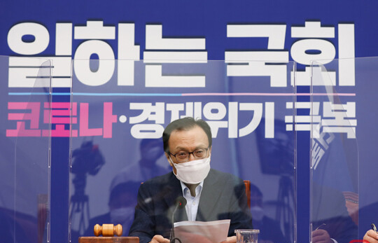 이해찬 더불어민주당 대표가 24일 오전 서울 여의도 국회에서 열린 더불어민주당 최고위원회의에서 모두발언을 하고 있다./사진=박정훈 기자