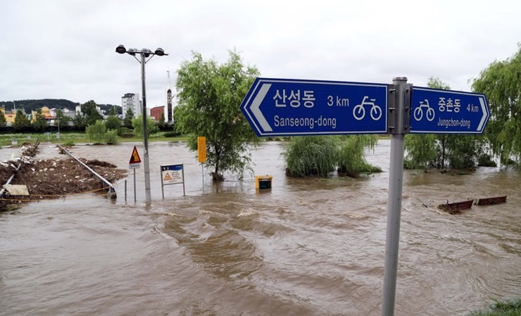 지난 7월, 폭우에 불어난 대전 유등천. / 연합뉴스 제공