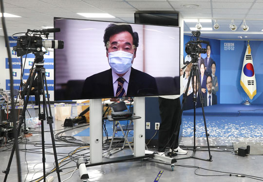 8월 29일 오후 더불어민주당 당사에서 열린 ‘제4차 전국대의원대회’에서 신임 당대표로 선출된 이낙연 의원이 자가격리로 인해 자택에서 수락연설을 하고 있다./사진=더불어민주당