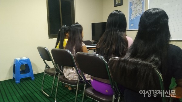 미얀마에는 긴 머리 여성을 흔히 볼 수 있다. 긴 머리를 잘라 부모님께 드리거나 사원에 기부하여 덕을 쌓는 '사빈 알루'라는 오랜 불교 관습이 있다. 이 전통으로 머리털이 쉽게 수집되는 듯. 