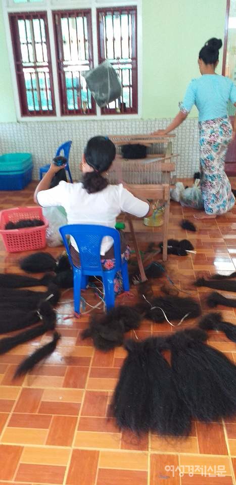 집집마다 머리카락을 푸대로 수집하여 엉킨 것을 풀고 불순물을 일일이 제거하는 작업을 한다. 미얀마는 세계 4위 수출국이다. 