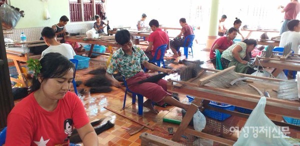 전국에서 수집한 머리카락을 손질하는 공방 모습. 힌두교 삭발의식이 끝난 인도 국경에서도 온다.