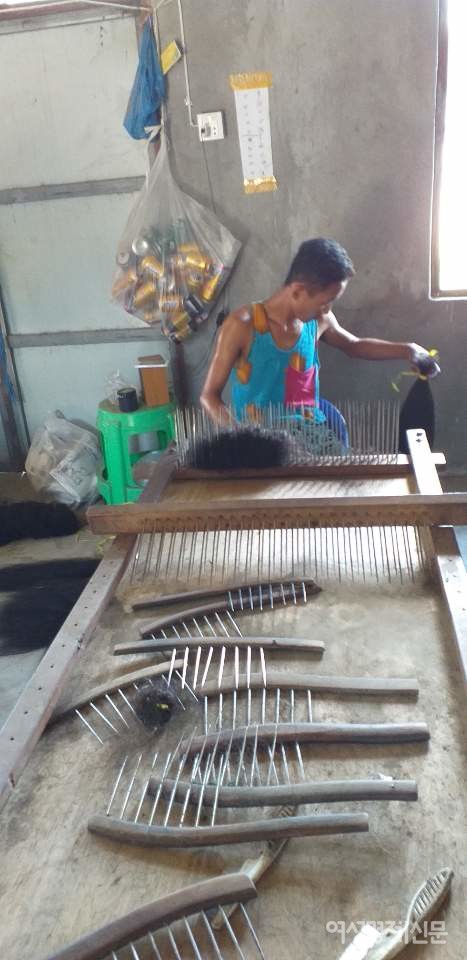 엉키고 더러운 머리카락도 거친 빗질과 세심한 손길을 거쳐  깨끗한 머리카락으로 탄생한다.