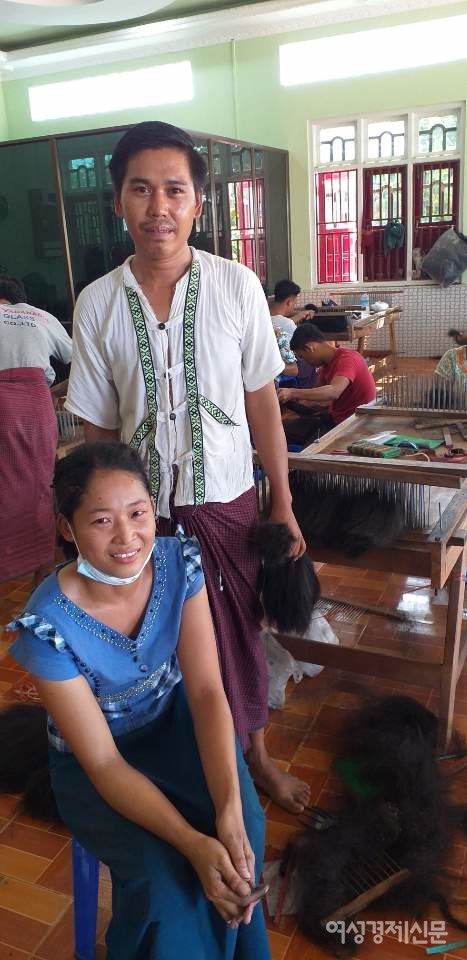 공방에서 함께 일하는 산다 훌라잉 부부. 코로나19 불황에도 이 마을은 활기가 넘친다.