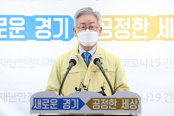 이재명 경기도지사가 6일 자신의 SNS에 당정청의 2차 재난지원금 선별 지급 방침에 대해 문재인 정부와 민주당을 향해 강도 높은 비판을 쏟아내자 그 진의에 대한 의견이 분분하다. 대도민 긴급 호소 기자회견 중인 이재명 지사./경기도 제공