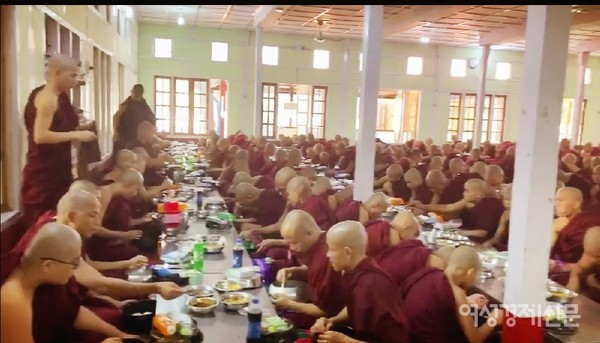 수도승들에게는 아침과 점심, 하루 2번의 식사가 전부이다. 긴 행렬의 공양의식을 보기 위해 많은 외국인들이 찾고 있다. 