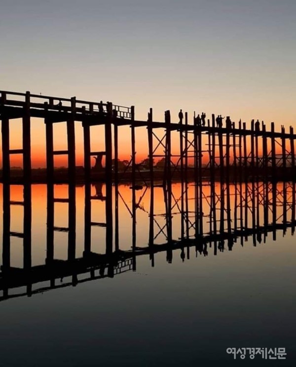 우베인 다리의 일몰 풍경. 오후 5시에 일몰이 아름답기에 이 시간에 많은 여행객들이 몰린다. 170년 된 세계에서 가장 길고 오래된 목조다리이다. 