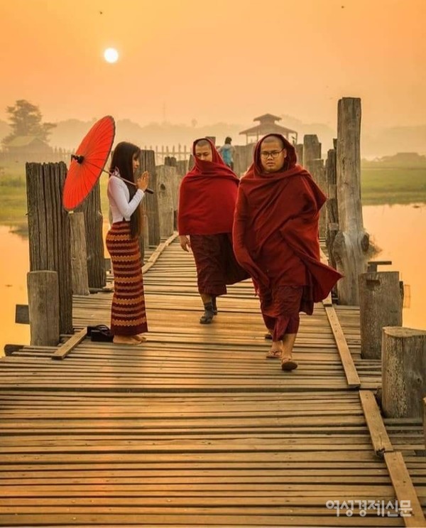 미얀마는 초기 불교 전통대로 새벽에 승려들이 탁발을 나선다. 집집마다 주는대로 받는다. 쌀, 반찬, 고기, 과자 그리고 돈도 있다. 