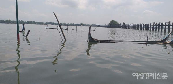 우베인 다리가 홍수에 잠겼다. 사공들이 일하지 않을 때는 나무보트를 물에 가라앉혀 놓는다. 햇볕보다는 습기로 더 강해지기 때문이다. 