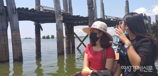 요즘 홍수가 나 다리 위를 못 다니니 배를 타고 구경한다. 이 다리는 일년에 우기철을 맞아 3번 정도 물에 잠긴다. 티크나무는 오랜 세월 습기에 강하게 버티는 것을 증명했다. 