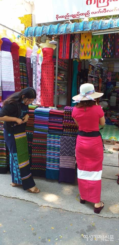 아마라푸라 옷상가. 미얀마식 치마 론지를 파는 상점이다. 론지는 네모난 천으로 여자든 남자든 허리에 둘러 동여맨다. 색깔과 무늬를 보면 어느 부족인지 알 수 있다. 