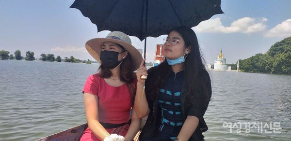 사진 뒤로 타웅타만 호숫가에 하얀 사원이 보인다. 한 스님이 살고 있다. 호수가 범람해 사원이 잠겨도 꼭대기로 올라가 그곳을 지킨다. 사진 오른쪽은 저희 한국어센터에서 강의하는 미소 선생님. 한국유학에서 돌아온 친구와 함께 했다.