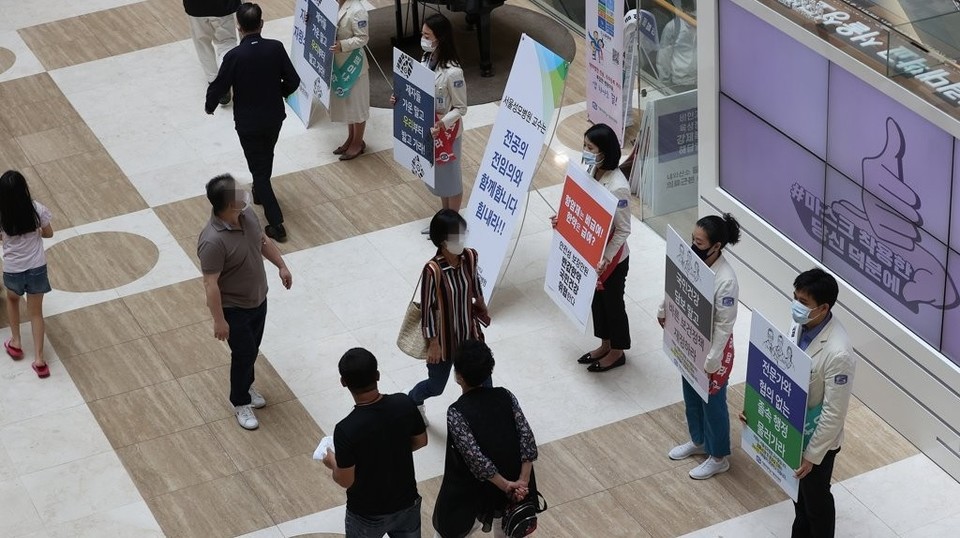정부의 보건의료정책에 반대하는 의료계가 집단휴진을 이어가는 가운데 지난 3일 서울 서초구 가톨릭대학교 서울성모병원 본관에서 교수들이 전공의와 전임의들을 지지하는 피켓 시위를 하고 있다 /연합뉴스
