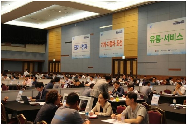 동원F&B 임직원들이 중소기업제품 구매상담회에 참가하여 상담하고 있다./사진=동원F&B