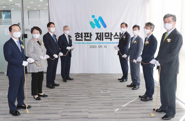 차세대 지능형 반도체 1등 국가 도약을 위해 산업부-과기정통부-기업-기관이 뭉쳐 드림팀을 띄웠다. 사진은 (재)차세대지능형반도체사업단 현판 제막식./산업통상자원부