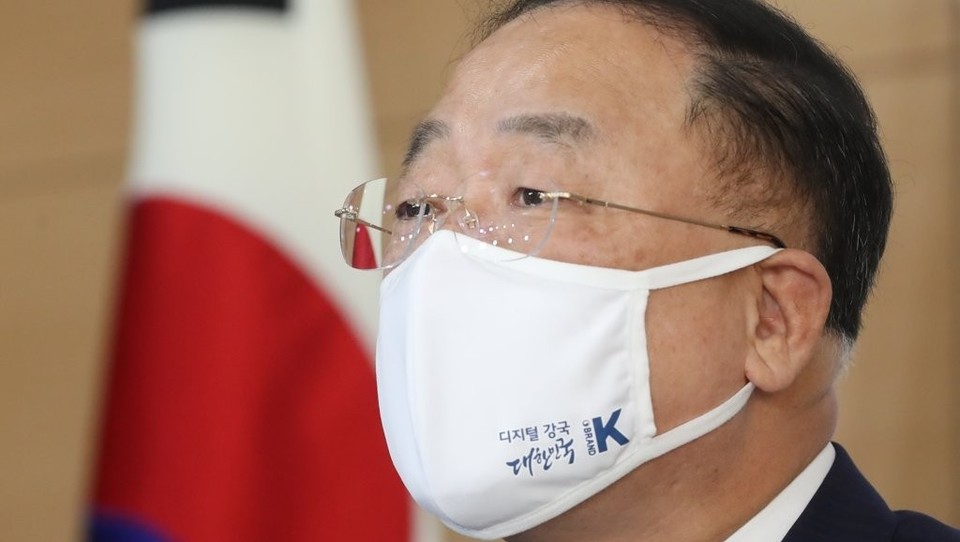 홍남기 경제부총리 겸 기획재정부 장관이 10일 정부서울청사에서 열린 비상경제중앙대책본부 회의 결과 합동브리핑에서 추석 민생안정 대책 등을 브리핑하고 있다. /연합뉴스