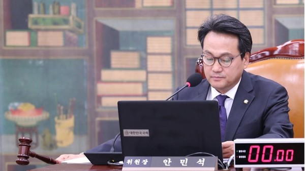 2019년 10월 31일 열린 국회 문화체육관광위원회의 2020년도 예산안 심의 전체회의에서 안민석 위원장이 의사봉을 두드리고 있다. /연합뉴스
