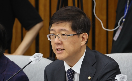 7월 27일 국회 정보위원회에서 열린 박지원 국정원장 후보자 인사청문회에서 질의하고 있는 김홍걸 더불어민주당 의원./연합뉴스