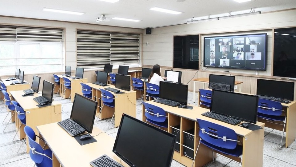 코로나19 확산으로 전면 원격 수업이 실시된 지난 8월 수원시 삼일공업고등학교에서 교사가 온라인 수업을 하고 있다. / 연합뉴스