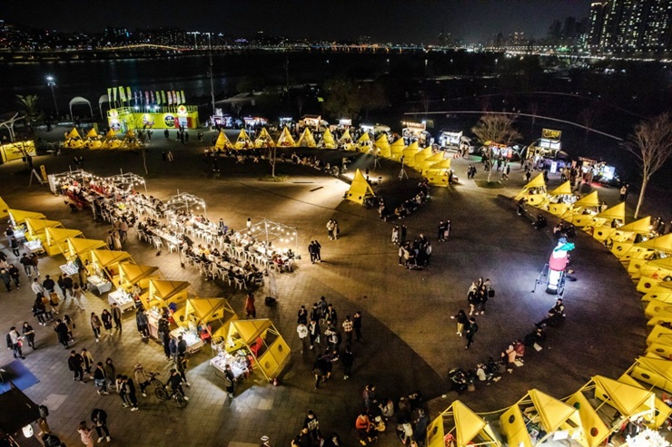 지난해 4월, 반포 한강공원에서 진행된 '반포낭만달빛마켓' 현장. / 서울밤도깨비야시장