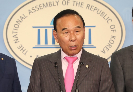 자신을 둘러싼 ‘피감기관 편법 수주 의혹’에 대해 "100% 공개입찰 결과"라며 정면돌파 의지를 보인 박덕흠 국민의힘 의원이 21일 자신의 입장을 밝힐 예정이다./사진=박은숙 기자