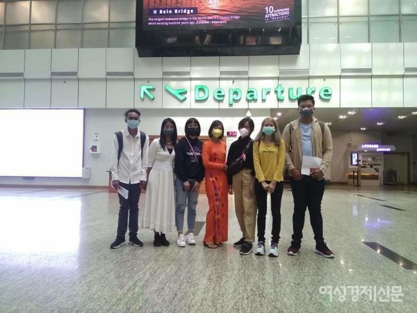 양곤 국제공항에서 미얀마 특별기 MAI를 타기 위해 기다리는 유학생들. 양국 비상상황에도 향학의 꿈은 멈추지 않는다. /사진=정선교