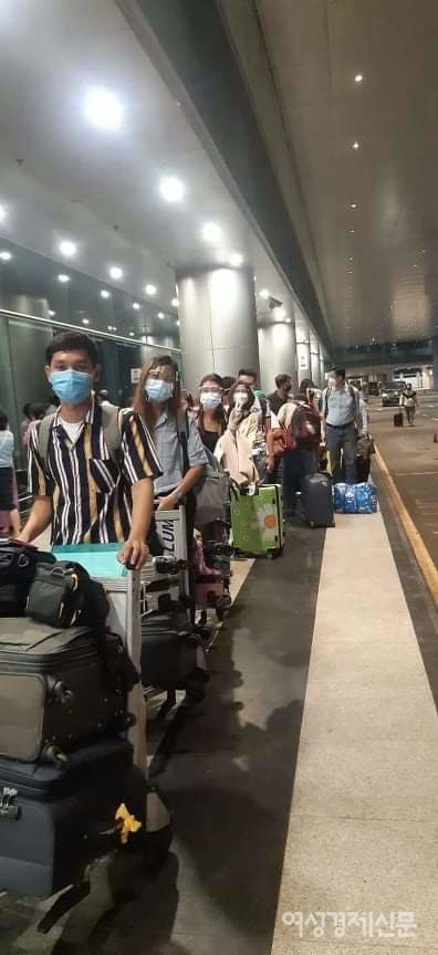 이번 가을학기에 공부할 유학생들이 속속 떠나고 있다. 한국에 도착하면 위치추적 앱과  보건소를 거쳐 자가격리할 숙소로 간다. 3, 4년간 체류해야 하므로 짐이 아주 많다. 