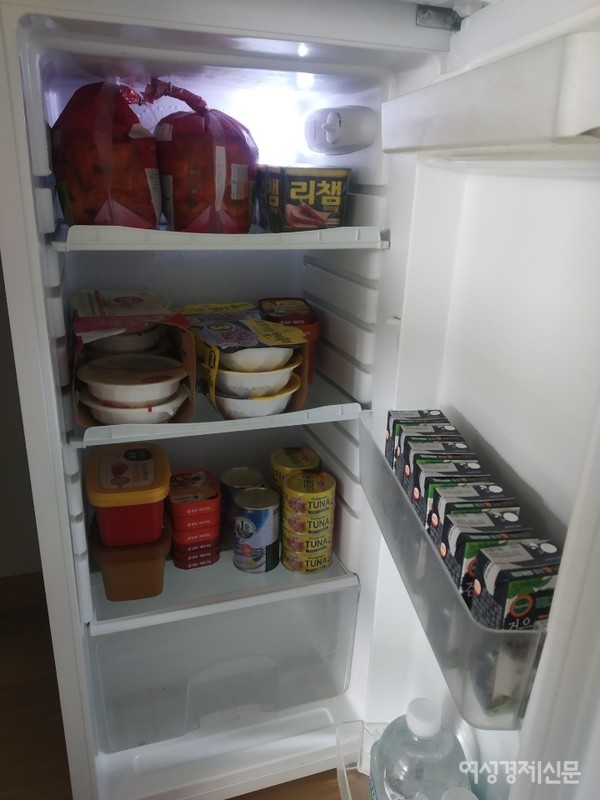 자가격리 중인 여학생 투자와 윈의 모습. 윈은 아름다운 제주의 대학을 택했다. 냉장고에는 2주간 먹을 비상식량을 제공받았다. 앱으로 식사내용, 체온 등을 매일 보고하며 온라인 수업을 받는다. 