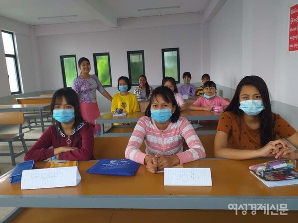 스노우 퀸 사립고등학교 한국어 수업. 학생들은 대개 한국이름을 갖고 싶어 해 모두 한국이름이 있다. 태희, 찬미, 희경, 윤희 등등. 
