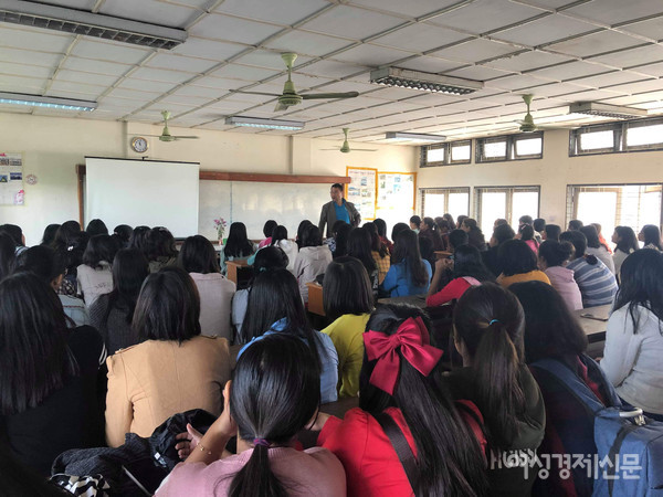 만달레이, 예다나봉 대학교 한국어 수강신청과 수업 광경. 코로나 이전의 모습이다. 한국어는 미얀마인 강사가 교재를  다루고, 한국인 강사가 한국문화를 가르친다. 이 대학은 국제학을 전공한 강성모 박사가 담당한다. 