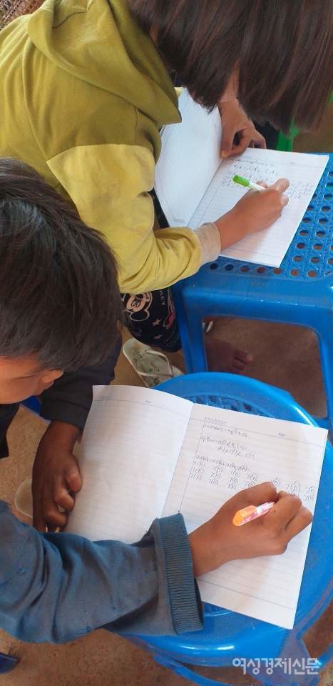 빈민아동 공동체에서 한국어를 공부하는 초등학생들. 대도시에는 사원이나 교회 부속으로 빈민 아동들을 위한 공동체가 많다. 