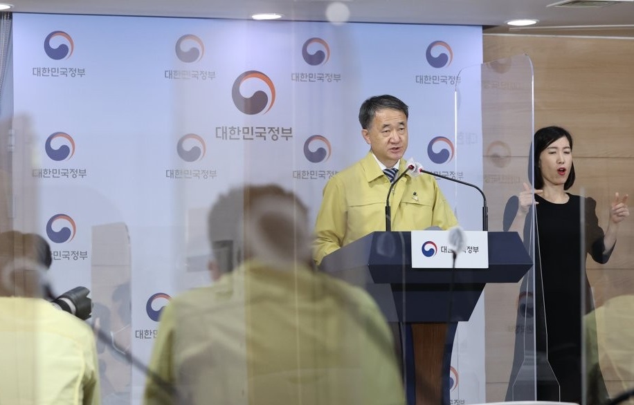 서울시민들은 코로나19로 여가 활동이나 여행에 제약을 받는 것을 가장 힘들어하는 것으로 조사됐다. 지난 20일, 박능후 보건복지부 장관이 정부서울청사 브리핑룸에서 비수도권의 '사회적 거리두기' 2단계 조치를 오는 27일까지 연장키로 했다고 발표하고 있다. / 연합뉴스