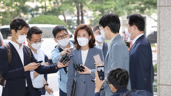 20대 국회 패스트트랙(신속처리안건) 충돌 사태로 재판에 넘겨진 나경원 전 자유한국당 원내대표가 21일 서울 양천구 남부지법에서 열린 첫 공판에 출석하기에 앞서 취재진의 질문에 답하고 있다. /연합뉴스