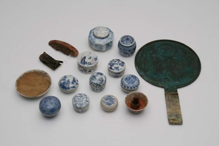 지난 2016년 남양주시 삼패동 화협옹주묘에서 수습된 3호 석함 출토유물(빗, 거울, 눈썹먹, 청화백자 합 등). / 문화재청 제공