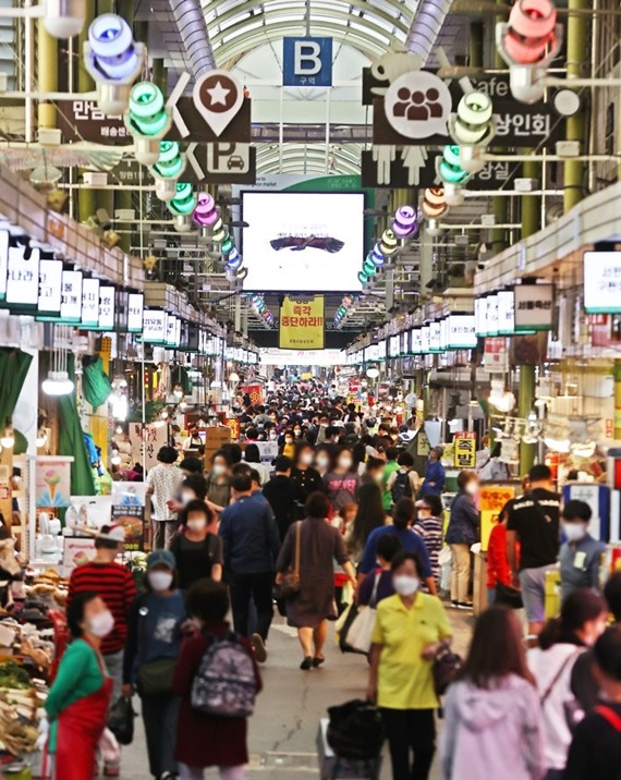 지난 21일, 추석 연휴를 앞두고 서울 마포구 망원시장이 장을 보러 나온 사람들로 붐비고 있다. / 연합뉴스
