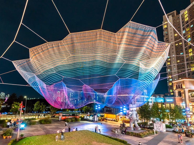 앨리웨이 광교의 헬로그라운드 광장에 자넷 에힐만 작품 '어스타임 코리아'가 설치돼 있다. / 엘리웨이 광교 제공