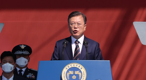 문재인 대통령이 25일 오전 경기도 이천시 육군 특수전사령부에서 열린 제72주년 국군의 날 기념식에 참석, 기념사를 하고 있다. 이날 북한의 우리 국민 사살 후 시신훼손 사건에 대한 언급은 없었던 것으로 알려진다./연합뉴스