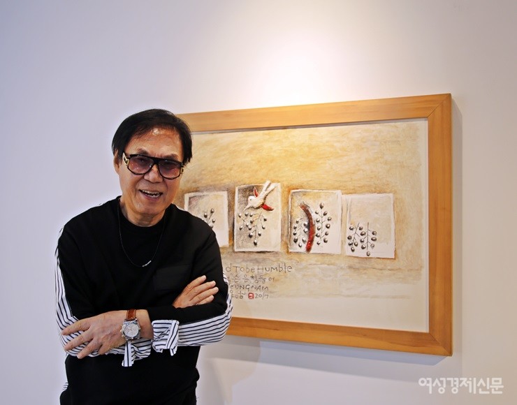 지난 8월부터 1년간 총 네 번의 콘셉트로 전시를 진행하는 충남 아산갤러리에서 조영남을 만났다. 그의 작품 '겸손은 힘들어' 앞에 서서 포즈를 취한 조영남. / 김수진 기자