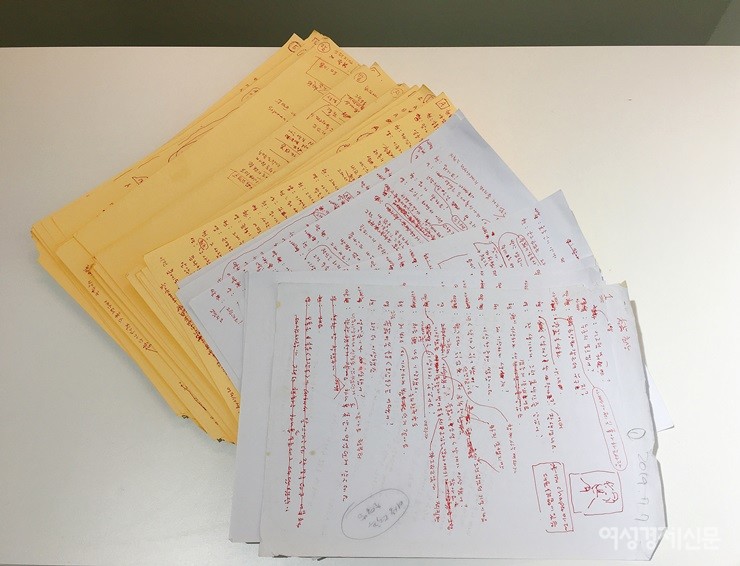 조영남은 컴퓨터 대신 직접 종이 위에 글을 쓰고 수정한다. '시인 이상과 5명의 아해들' 책을 위해 만들어진 파일만 37개다. 그는 ‘이 책이 내 평생 마지막 책이 될지도 모르겠다‘고 생각하고 작업했다고 말한다.  / 김수진 기자