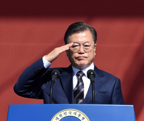 문재인 대통령이 25일 오전 경기도 이천시 육군 특수전사령부에서 열린 제72주년 국군의 날 기념식에 참석, 군인들의 경례를 받고 있다. 문 대통령은 이날 기념사에서 해양수산부 공무원이 북한군에 의해 사살 후 시신이 훼손된 사건에 대해서는 언급하지 않았다./연합뉴스